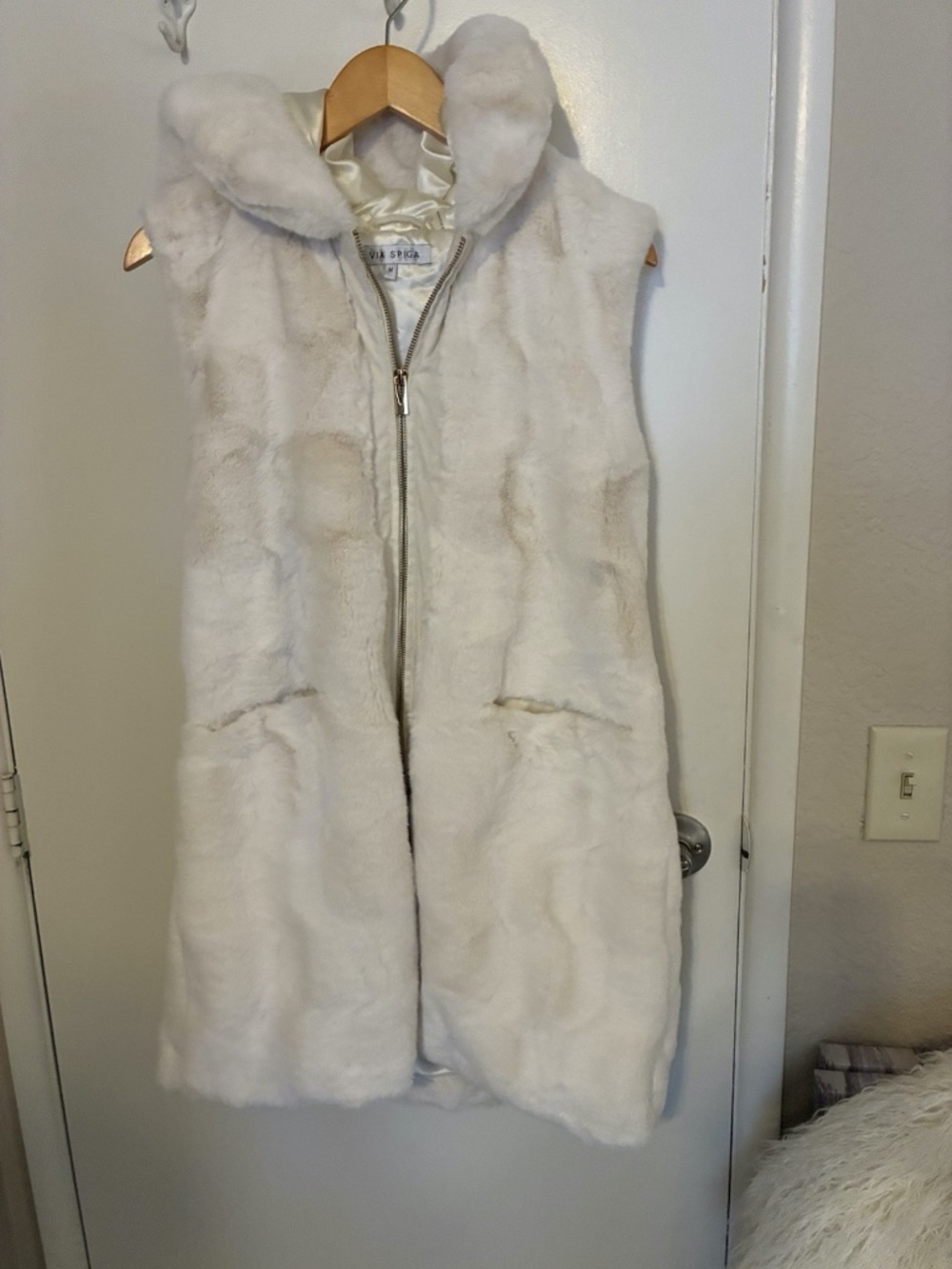 Via Spiga White Faux Fur Hooded Vest SZ M/Looks & Feels Like The Real Thing